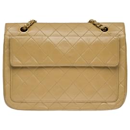 Chanel-Lovely Chanel Classique bag full flap GM in beige quilted lambskin, garniture en métal doré-Beige