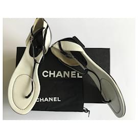 Chanel-Sandalias de dedo-Negro,Blanco