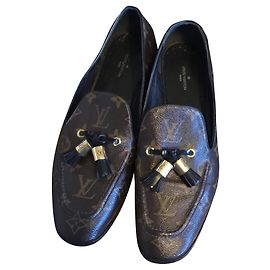 Louis Vuitton Mocassins semelle cuir pompons intacts Marron