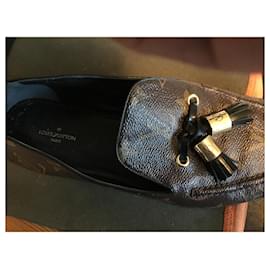 Louis Vuitton-Mocasines suela de cuero con pompones intactos-Castaño