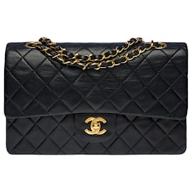 Chanel-The coveted Chanel Timeless Medium bag 25 cm with lined flap in black quilted leather, garniture en métal doré-Black