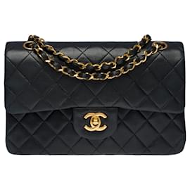 Chanel-The coveted Chanel Timeless bag 23 cm with lined flap in black quilted leather, garniture en métal doré-Black