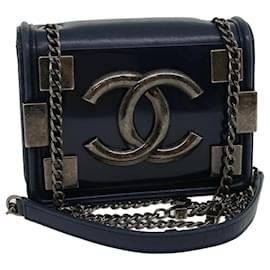 Chanel-CHANEL Boy Chanel Studs Corrente Bolsa de Ombro Pele de Cordeiro Marinho CC Auth 30945-Azul marinho
