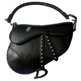 Dior Sela em pele de cordeiro preta bordada com tachas. Preto