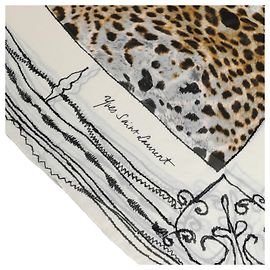Yves Saint Laurent Lenço de seda com estampa de leopardo Marrom