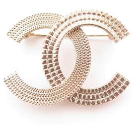 NEUE CHANEL LOGO CC BROSCHE IN GOLDMETALLGUILLOCHE NEUE GOLDENE BROSCHE Golden