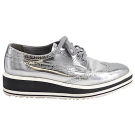 Prada Baskets Brogue Platform en Cuir Argenté Argenté Métallisé