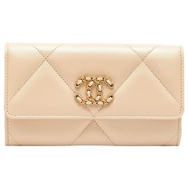 Couro acolchoado Chanel Bege 19 Carteira com aba de ouro Hw Bolsa Clutch 20K 2020  Carne