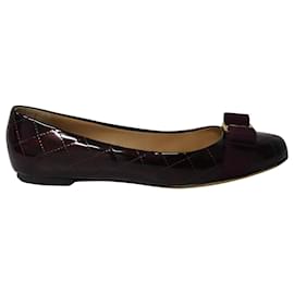 Salvatore Ferragamo-Salvatore Ferragamo Varina gesteppte Ballerinas aus bordeauxrotem Kalbslackleder-Bordeaux