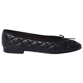 Sapatilhas Chanel Classic acolchoadas em couro preto Preto
