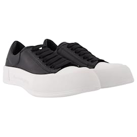Alexander Mcqueen-Deck Plimsolls in Black Leather-Black