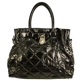 Bolsa de ombro Michael Kors Hamilton preta acolchoada com cadeado de couro envernizado Preto