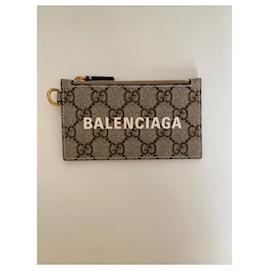 Gucci x Balenciaga-Portacarte con logo GG Supreme Monogram con cinturino in ebano beige-Beige