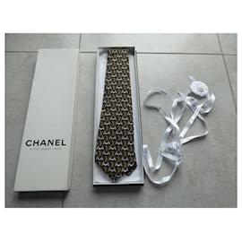 Chanel-cravate chanel neuve jamais portée avec sa boite-Noir