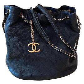 Bolsa saco Chanel em couro preto Preto