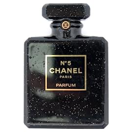 Chanel-NÚMERO DO GARRAFA DE PERFUME CHANEL BROOCH 5 EM RESINA PRETA BROCHE DE RESINA PRETA-Preto