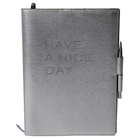 Anya Hindmarch-Anya Hindmarch „Hab einen schönen Tag“ A4 Notizbuch aus Capra-Leder in Metallic-Silber-Silber,Metallisch