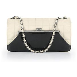 Chanel Weißes gestepptes Lammleder mit schwarzer Lackledertasche mit Kiss-Lock-Klappe Weiß