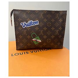 Louis Vuitton-Louis Vuitton-Kupplung 26 Aufnäher mit Monogramm in limitierter Auflage-Braun