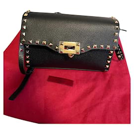 Valentino Garavani PETIT SAC À BANDOULIÈRE ROCKSTUD GRAINY en cuir de veau Noir