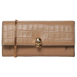 Cartera Alexander McQueen de cuero con calavera y cadena Beige