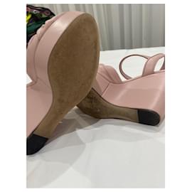 Dolce & Gabbana-Sandalen mit Keilabsatz-Pink