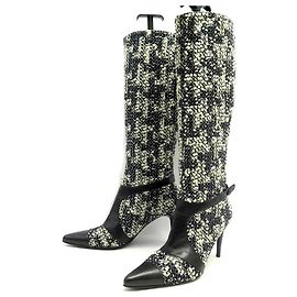 BOTAS CHANEL COM SALTO 37.5 EM BOTAS PRETAS DE TWEED PRETO E BRANCO Preto