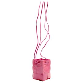 Bottega Veneta-Bottega Veneta Cassette Mini Intrecciato Umhängetasche aus rosa Lackleder-Pink