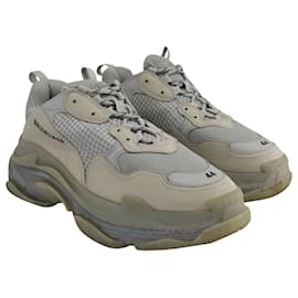 Balenciaga-Balenciaga Clear Sole Triple S Sneakers in Grey Polyester-Grey