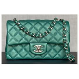 Chanel-Bolsa de mão com mini abas de pele de cordeiro verde iridescente-Verde