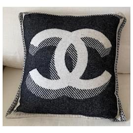 Chanel-Quadratisches Kissen aus schwarz-beigefarbenem CC-Wolle-Kaschmir-Mehrfarben