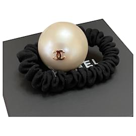 Chanel-Chanel Classic Jumbo Faux Pearl Hair Tie-Negro,Blanco
