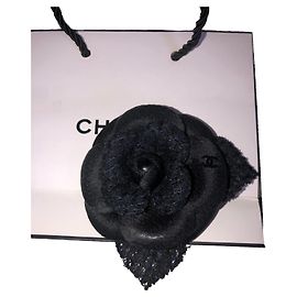 Chanel Alfinetes e broches Preto