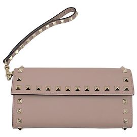 Carteira Valentino Rockstud com aba em couro rosa empoeirado com tachas douradas Outro