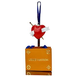 Louis Vuitton-Enfeite de coração vermelho Louis Vuitton com espada dourada brilhante usada-Vermelho