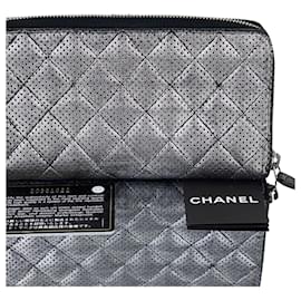 Chanel-Chanel Perfurado Prata Metalizado Pele de Cordeiro Acolchoado Zíper em Volta da Carteira Embreagem Usada-Prata,Metálico