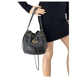 Gucci-Bolsa Gucci Sylvie Web GG Marmont Black Leather Matelasse Bucket Bag usada-Preto