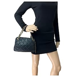 Chanel-Borsa CHANEL Mini borsa a tracolla nera vintage con catena in pelle di agnello trapuntata usata-Nero
