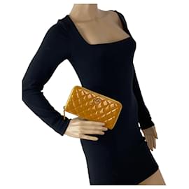 Chanel-Pochette a portafoglio con cerniera lampo brillante in vernice gialla trapuntata Chanel usata-Giallo
