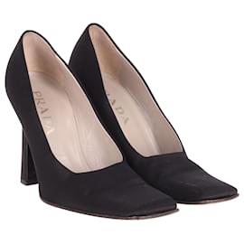 Prada-Zapatos de salón Prada con punta cuadrada en satén negro-Negro
