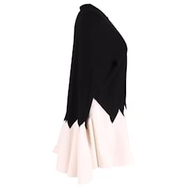 Alexander Mcqueen- Alexander McQueen Zig-zag Flared Cape in Black Wool-Black
