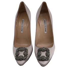 Manolo Blahnik-Manolo Blahnik Escarpins Hangisi Jewel Buckle en Satin Argenté-Argenté