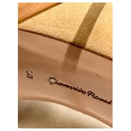 Gianvito Rossi-Zapatos de salón Gianvito Rossi con cordones de piel decorativos-Beige,Marrón claro