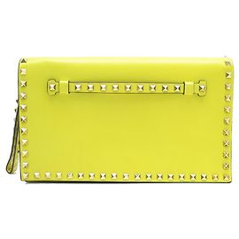 NEUF SAC A MAIN VALENTINO POCHETTE ROCKSTUD CUIR LEATHER WALLET PURSE Jaune