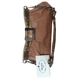 Bolsa Prada de couro cor de avelã com alça de metal Avelã