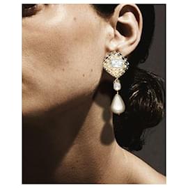 Chanel-CHANEL- VINTAGE LONG QUILTED CRYSTAL PEARL DROP EARRINGS-Golden