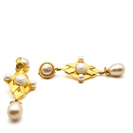 KARL LAGERFELD – IMPORTANTES BOUCLES D’OREILLES PENDANTES PERLES Doré