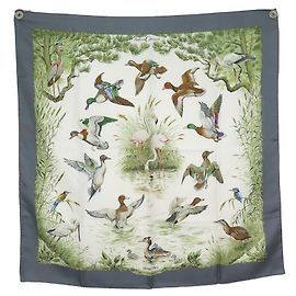Hermès PARADA DE LENÇO HERMES EM CAMARGUE ROBERT DALLET CARRE 90 EM LENÇO DE SEDA CINZENTA Cinza