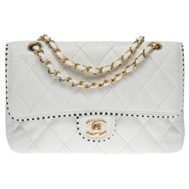 Chanel-Lovely Chanel Timeless Medium limited edition single flap bag in white quilted leather and dotted navy edging on the flap, GHW-White