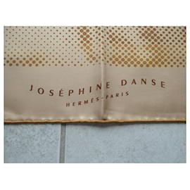 Hermès-carré hermès neuf jamais porté "joséphine danse" avec sa boite-Crème